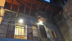 A building with a wooden facade, a staircase, and a window with a door. - Orio welcome BGY (Bergamo)