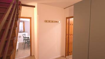 Alloggio Comfort su due livelli, 2 camere da letto, vista cortile | Interni