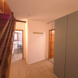 Duplex Comfort - 2 sovrum - utsikt mot innergÄrden | Interiör