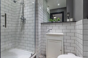 Apartment | Bathroom - Leeds Central Cosy 1BD Flat  (West Yorkshire)