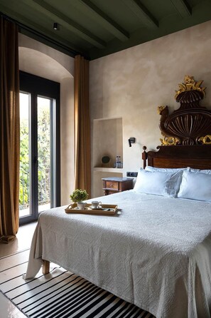 Room - King Room with Garden View - Room 3 (Canet de Mar)