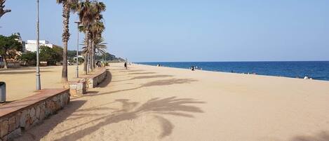 Chaises longues, serviettes de plage