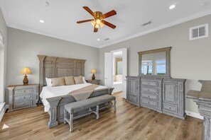 4 bedrooms, iron/ironing board, WiFi, bed sheets - Stunning Ocean Views, 10-Min Walk to Beach, Sleeps 13, Community Pool (Galveston)