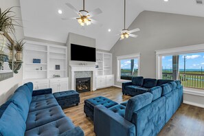 Living area - Stunning Ocean Views, 10-Min Walk to Beach, Sleeps 13, Community Pool (Galveston)