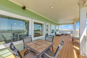 Outdoor dining - Stunning Ocean Views, 10-Min Walk to Beach, Sleeps 13, Community Pool (Galveston)