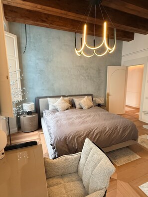4 habitaciones, tabla de planchar con plancha, wifi y ropa de cama 