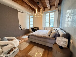 4 bedrooms, iron/ironing board, WiFi, bed sheets - Private Residence Over Piazza della Repubblica w/ Gullo Kitchen- Full month only (Firenze)