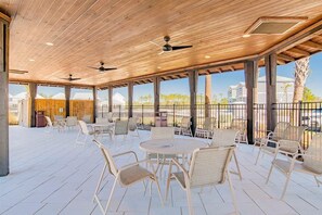 Outdoor dining - Exclusive Coastal Retreat 3 King Suites Sleeps 8 (Orange Beach)