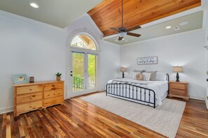 5 bedrooms, iron/ironing board, WiFi, bed sheets - Spacious 5 bedroom house with double decker dock on quiet lakefront! (Arley)