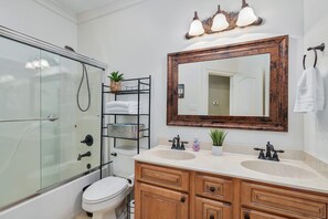 Hair dryer, towels, soap, toilet paper - Spacious 5 bedroom house with double decker dock on quiet lakefront! (Arley)