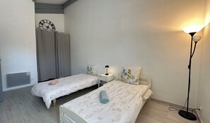 3 habitaciones, tabla de planchar con plancha, wifi y ropa de cama 