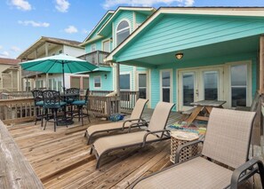 Outdoor dining - Beachfront Home with Private Boardwalk/ Large Deck/ Sleeps 8+/Family Friendly (Surfside Beach)