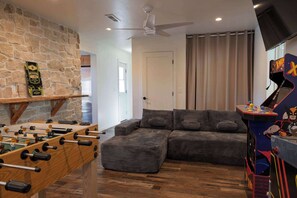 Games room - The Grateful Den - Hot tub, game room (Big Bear Lake)