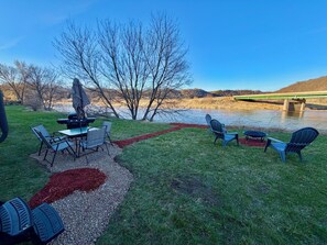 Outdoor dining - Upper Iowa river Camper (Dorchester)