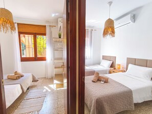 3 bedrooms, iron/ironing board, WiFi, bed sheets - NEW Casa Sonrisa, Mediterranean 3-bedroom house with AC in quiet Lloret Blau (Lloret Blau)