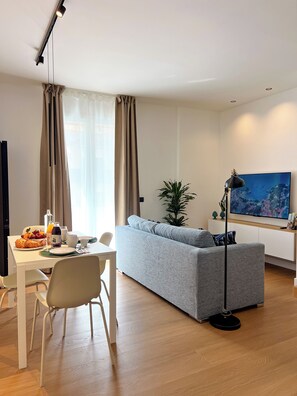 TV - April Suites Apartments - Suite 1, Amber (Palermo)