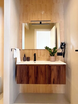 Shower, hair dryer, bidet, towels - April Suites Apartments - Suite 1, Amber (Palermo)