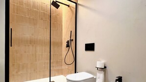 A modern bathroom with a glass-enclosed shower, two white sinks, and a toilet. - April Suites Apartments - Suite 1, Amber (Palermo)