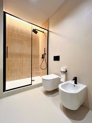Shower, hair dryer, bidet, towels - April Suites Apartments - Suite 1, Amber (Palermo)