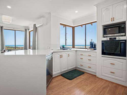 Marina by the Sea | Ocean Reef Luxury 4 Bed + study | Marina & Ocean Views