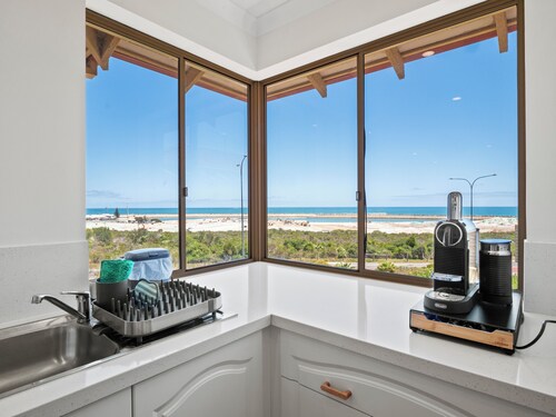 Marina by the Sea | Ocean Reef Luxury 4 Bed + study | Marina & Ocean Views