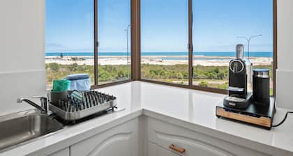 Marina by the Sea | Ocean Reef Luxury 4 Bed + study | Marina & Ocean Views