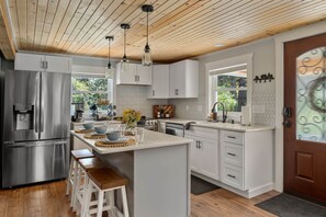 Private kitchen - Hocking Hills Cabin Hot Tub/Pet friendly/Private Trails (Washington Township)