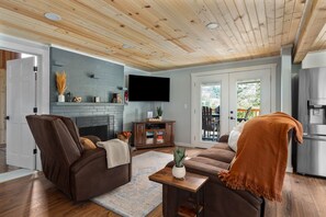 Living area - Hocking Hills Cabin Hot Tub/Pet friendly/Private Trails (Washington Township)