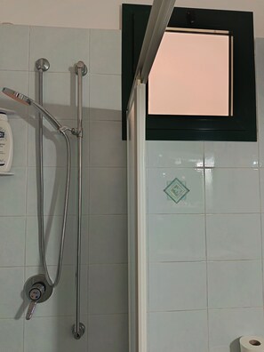 Shower, hair dryer, towels, toilet paper - Villa all your own in the middle of nature, near the sea and the nightlife. (Puglia)