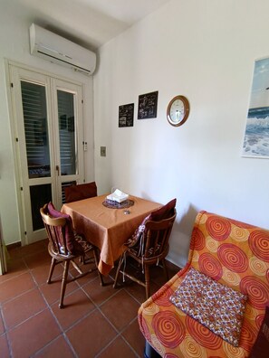Dining - Villa all your own in the middle of nature, near the sea and the nightlife. (Puglia)