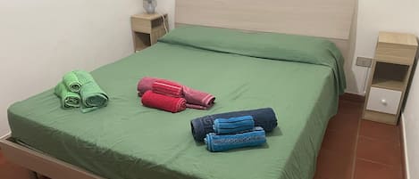 1 quarto, ferros/tábuas de passar roupa, roupa de cama