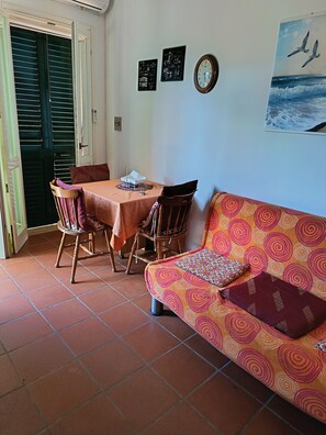 TV - Villa all your own in the middle of nature, near the sea and the nightlife. (Puglia)