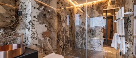 Suite de lujo | Baño | Tina con regadera, secadora de cabello, pantuflas, toallas
