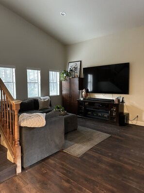 Living area - Wonderful 6-bedroom house in Flagstaff perfect for family getaways (Flagstaff)