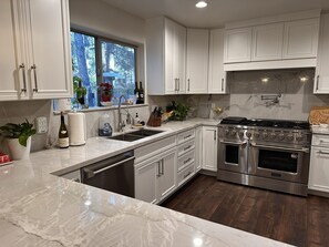 Private kitchen - Wonderful 6-bedroom house in Flagstaff perfect for family getaways (Flagstaff)