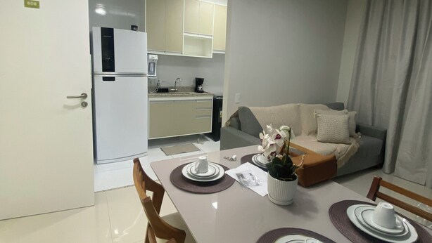 Eine moderne Wohnung mit Essbereich, Küche und Wohnzimmer.