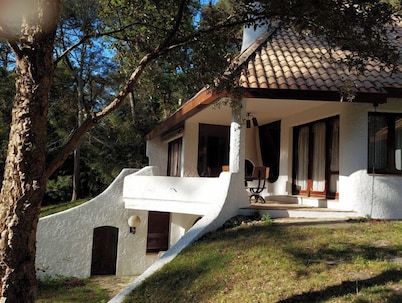 Villa Cimes des Pins, architect-designed house, unique stay on the Atlantic coast