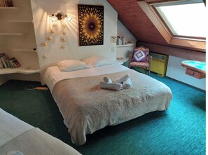 Tabla de planchar con plancha, wifi y ropa de cama 