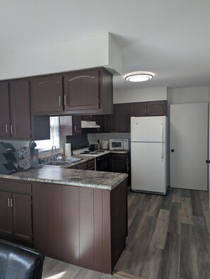 Private kitchen - The Cozy Retreat (Windsor Heights)