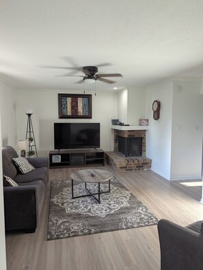 Living area - The Cozy Retreat (Windsor Heights)