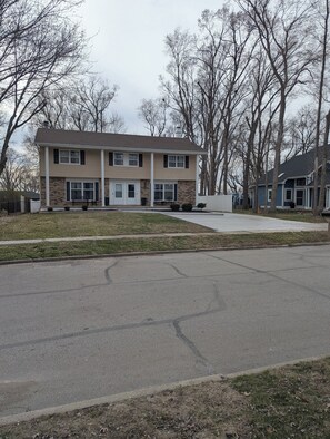 Exterior - The Cozy Retreat (Windsor Heights)