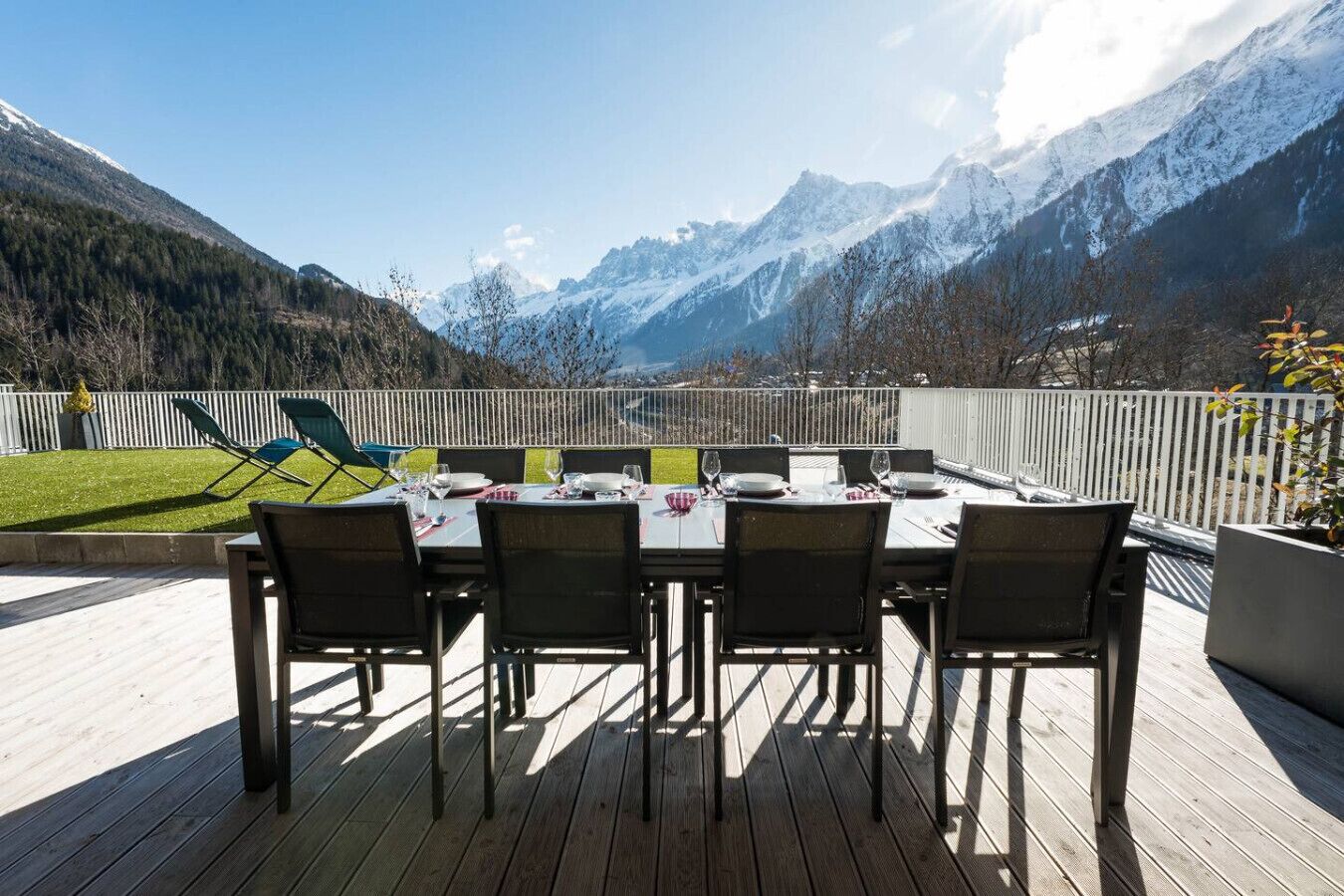 Un espace extérieur aménagé pour prendre les repas, avec vue sur des montagnes enneigées.