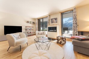 TV, books - Spacious 4BDRMS | Large terrace | View |Spa |Garage (Les Houches)