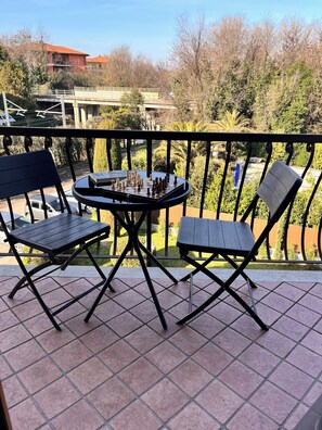 Outdoor dining - Bright studio apartment with balcony, ideal for moments of pure relaxation. (Peschiera del Garda)