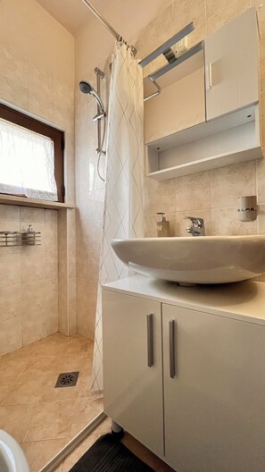 Hair dryer, towels, soap, toilet paper - Bright studio apartment with balcony, ideal for moments of pure relaxation. (Peschiera del Garda)