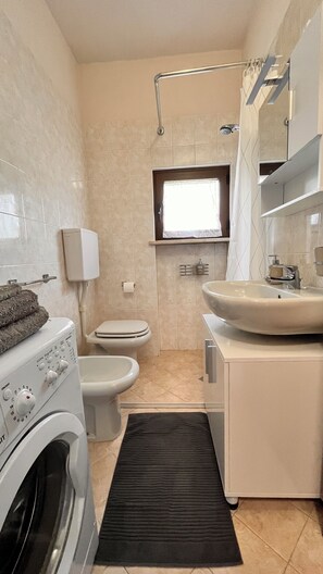 Hair dryer, towels, soap, toilet paper - Bright studio apartment with balcony, ideal for moments of pure relaxation. (Peschiera del Garda)