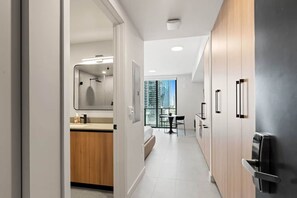 WiFi - Downtown Studio with Rooftop Pool (Miami)