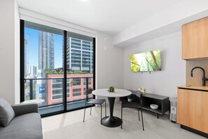Living area - Downtown Studio with City Views Rooftop pool (Miami)