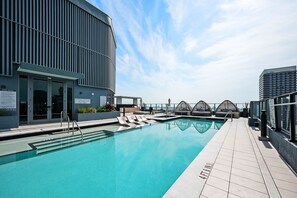 Pool - Downtown Studio with Rooftop Pool (Miami)