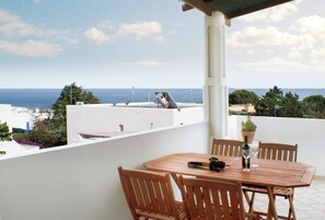 Outdoor dining - Comfortable apartment with terrace SEA VIEW just 200 meters from the coast (Santa Cesarea Terme)
